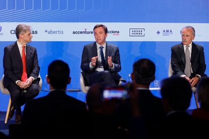 El presidente ejecutivo del grupo Oesía, Luis Furnells (d) , el presidente de Navantia, Ricardo Domínguez (c) y el periodista Bernardo Díaz durante una mesa redonda del acto de celebración del 45 aniversario del diario Cinco Días, este martes en Madrid.