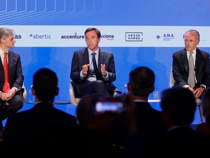 El presidente ejecutivo del grupo Oesía, Luis Furnells (d) , el presidente de Navantia, Ricardo Domínguez (c) y el periodista Bernardo Díaz durante una mesa redonda del acto de celebración del 45 aniversario del diario Cinco Días, este martes en Madrid.