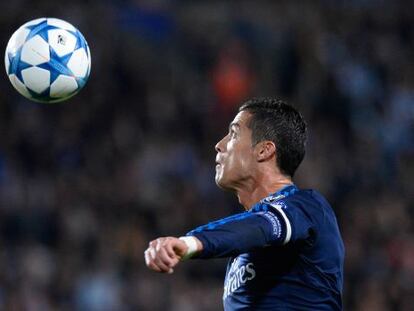 Ronaldo intenta un remate ante el Malmoe.