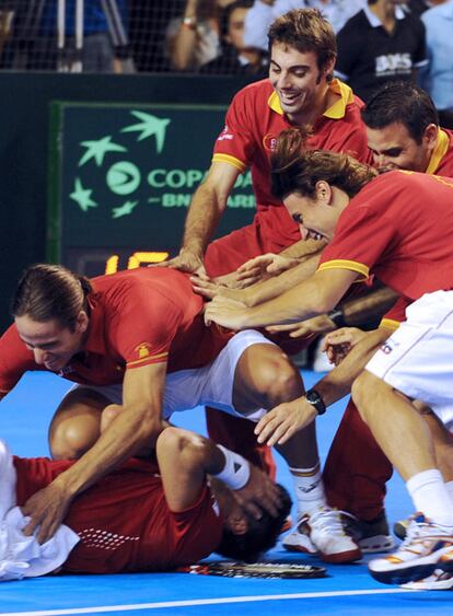 España fue muy superior en la final frente a Argentina y consiguió su tercera Ensaladera en 2008, la primera a domicilio. El equipo español lo formó Feliciano López, Fernando Verdasco, David Ferrer, Marcel Granollers y Santi Ventura.