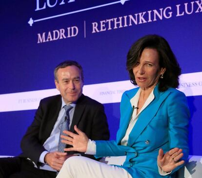 La presidenta del Banco Santander, Ana Botín, y el editor del Financial Times, Lionel Barber durante su intervención en el Financial Times Business of Luxury Summit 2019 que ha tenido lugar este lunes en el hotel Westin Palace.