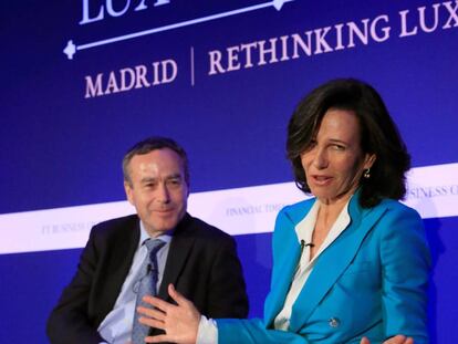 La presidenta del Banco Santander, Ana Botín, y el editor del Financial Times, Lionel Barber durante su intervención en el Financial Times Business of Luxury Summit 2019 que ha tenido lugar este lunes en el hotel Westin Palace.