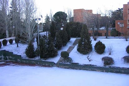 La nieve también llegó a Madrid, donde cayó copiosamente en gran parte de la provincia. En la capital apenas se dejó ver, pero el intenso frío se mantiene. En la imagen, el colegio mayor Teresa de Jesús. (PAULA CALLEJA GONZÁLEZ)