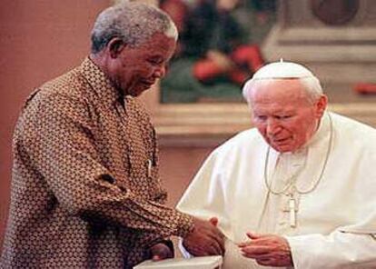 Audiencia privada en 1998 en el Vaticano a Nelson Mandela, entonces presidente de la República Sudafricana. Mandela recibió el Premio Nobel de la Paz por su contribución a la eliminación del apartheid en su país. (18-6-98)