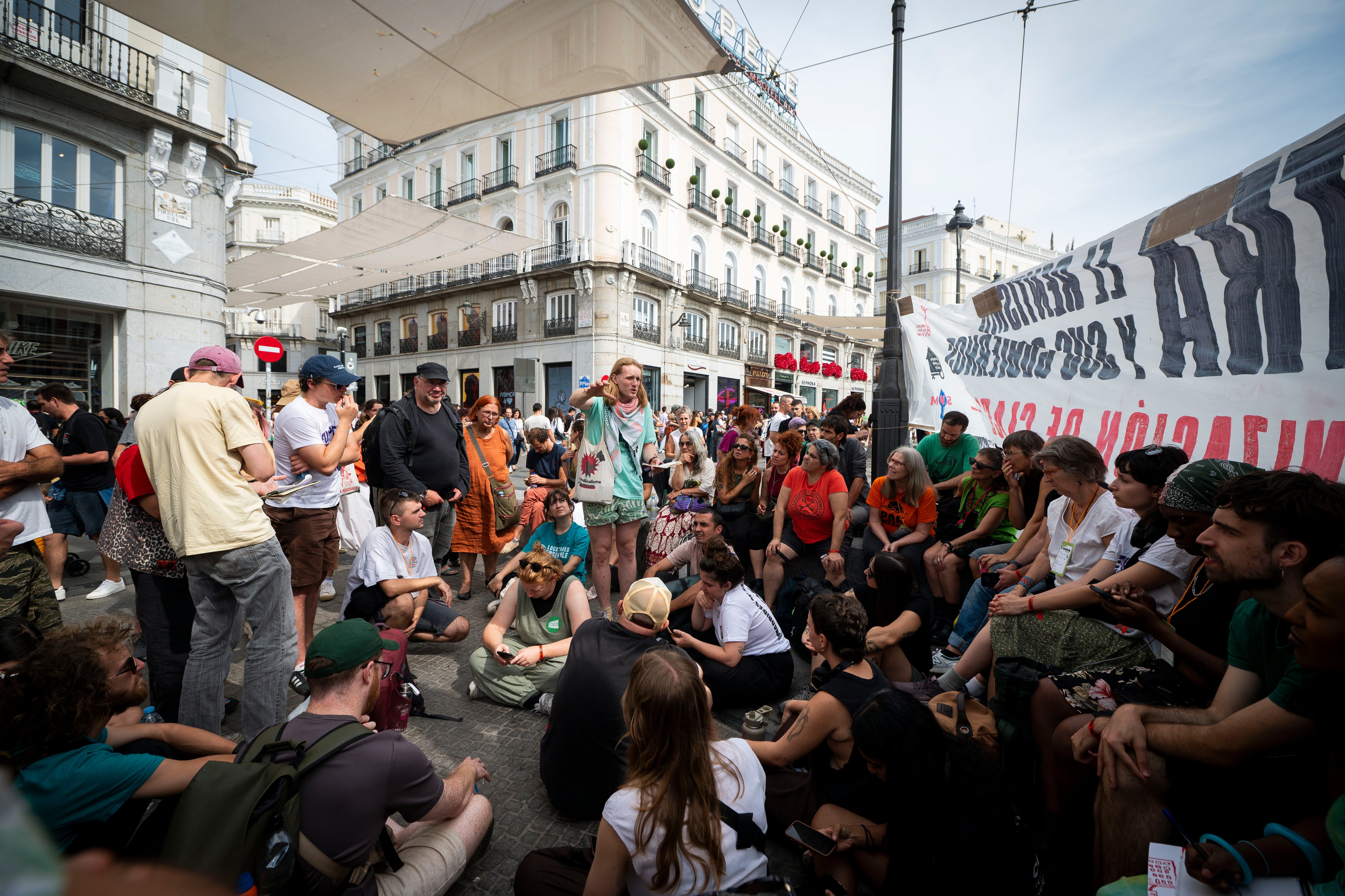 Miembros de distintos países de la Coalición Europea de Acción por el Derecho a la Vivienda y a la Ciudad celebran una asamblea en la Puerta del Sol. 