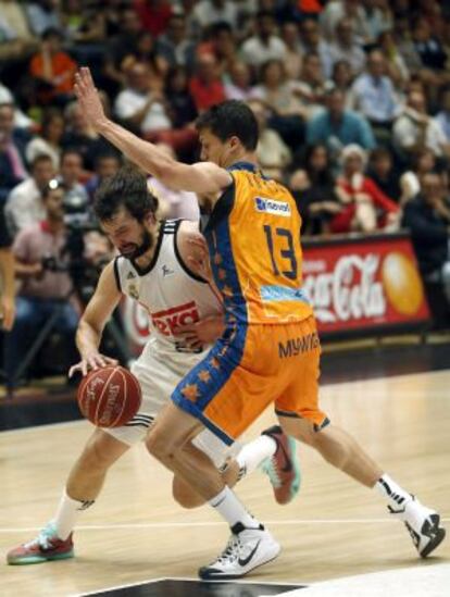 Llull intenta escaparse de Lucic.