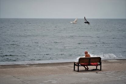 A man on the Lanzheron beach in Odesa.