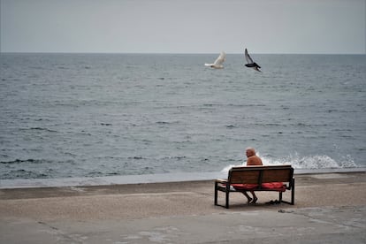 A man on the Lanzheron beach in Odesa.