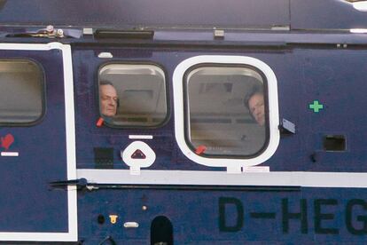 El ministro de Transportes, el liberal Volker Wissing (izquierda), junto al ministro de Economía y Clima, el verde Robert Habeck, saliendo en helicóptero de la Cancillería para viajar a Países Bajos.