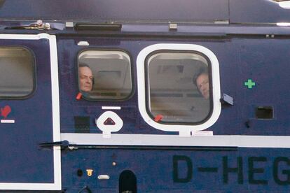 El ministro de Transportes, el liberal Volker Wissing (izquierda), junto al ministro de Economía y Clima, el verde Robert Habeck, saliendo en helicóptero de la Cancillería para viajar a Países Bajos.