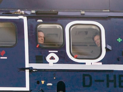 El ministro de Transportes, el liberal Volker Wissing (izquierda), junto al ministro de Economía y Clima, el verde Robert Habeck, saliendo en helicóptero de la Cancillería para viajar a Países Bajos.