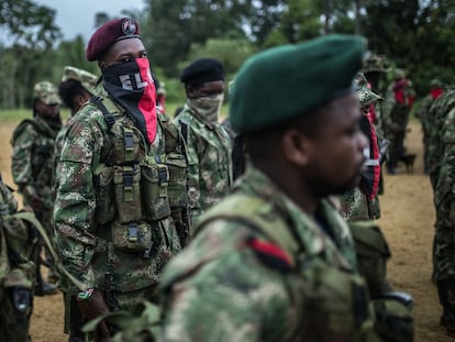 Los guerrilleros del Ejército de Liberación Nacional (ELN) se forman durante una reunión en un pueblo remoto en el departamento de Chocó, Colombia.