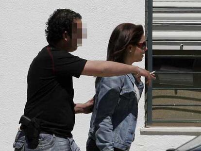 María José Campanario es conducida por un guardia civil al juzgado de Jerez.