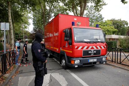 La policía francesa asegura la calle del ataque, en el suburbio parisino de Trappes.