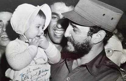 Fidel con un bebé, Sherry Santana, en Washington