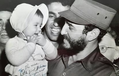 Fidel con un beb&eacute;, Sherry Santana, en Washington