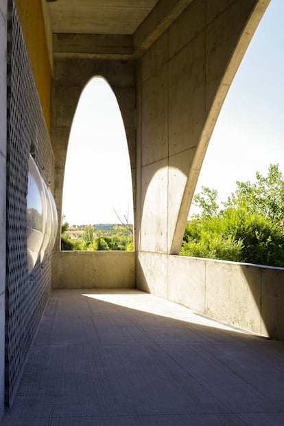 La arquitectura de hormigón se abre al paisaje del norte de madrid con guiños monumentales a las villas palladianas.