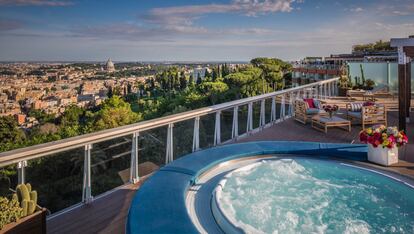 Rome Cavalieri (Roma)

Es el hotel más exclusivo de la capital italiana. Un verdadero oasis de paz –de más de 6 hectáreas– a pesar de estar situado al lado de los principales monumentos de la ciudad. Las vistas y las obras de arte que decoran su interior no tienen desperdicio. Ah, y los artículos de tocador son de Salvatore Ferragamo.

 