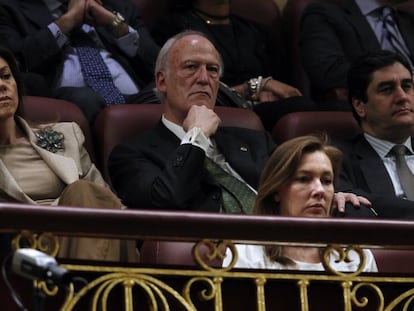 A la izquierda, María Dolores de Cospedal, en la tribuna del Congreso de los Diputados, en una imagen de archivo.