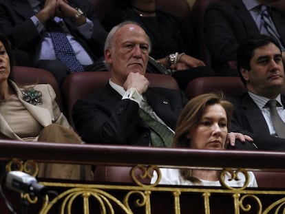 A la izquierda, María Dolores de Cospedal, en la tribuna del Congreso de los Diputados, en una imagen de archivo.