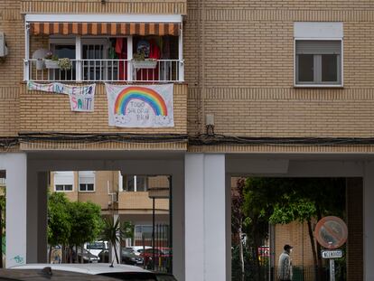 Fachada de un bloque de viviendas de Sevilla.