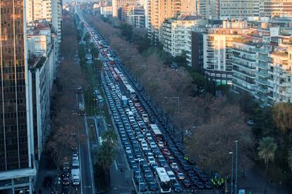 Alrededor de medio millar de taxistas de Barcelona se han concentrado esta mañana frente a la sede del departamento de Economía, en la Gran Via, y posteriormente han iniciado una marcha a pie por el centro de la ciudad para dirigirse al Parlament.