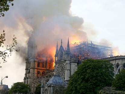 El incendio de la catedral de Notre Dame, en abril de 2019, ha dejado al descubierto centenares de grapas metálicas usadas para unir los grandes bloques de piedras.