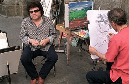 Enrique Morente, en la Plaza Mayor de Madrid, junto a su caricatura.
/ GORKA LEJARCEGI