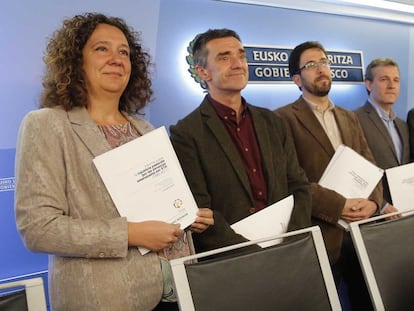 El secretario de Paz y Convivencia, Jonan Fernandez, segundo desde la izquierda junto a los autores del estudio