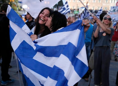 El president del Govern espanyol, Mariano Rajoy, ha convocat aquest matí els membres de la Comissió Delegada d'Afers Econòmicos per analitzar el resultat del referèndum grec. A la imatge, dues dones es besen després dels primers resultats que auguren la victòria del no al referèndum grec.