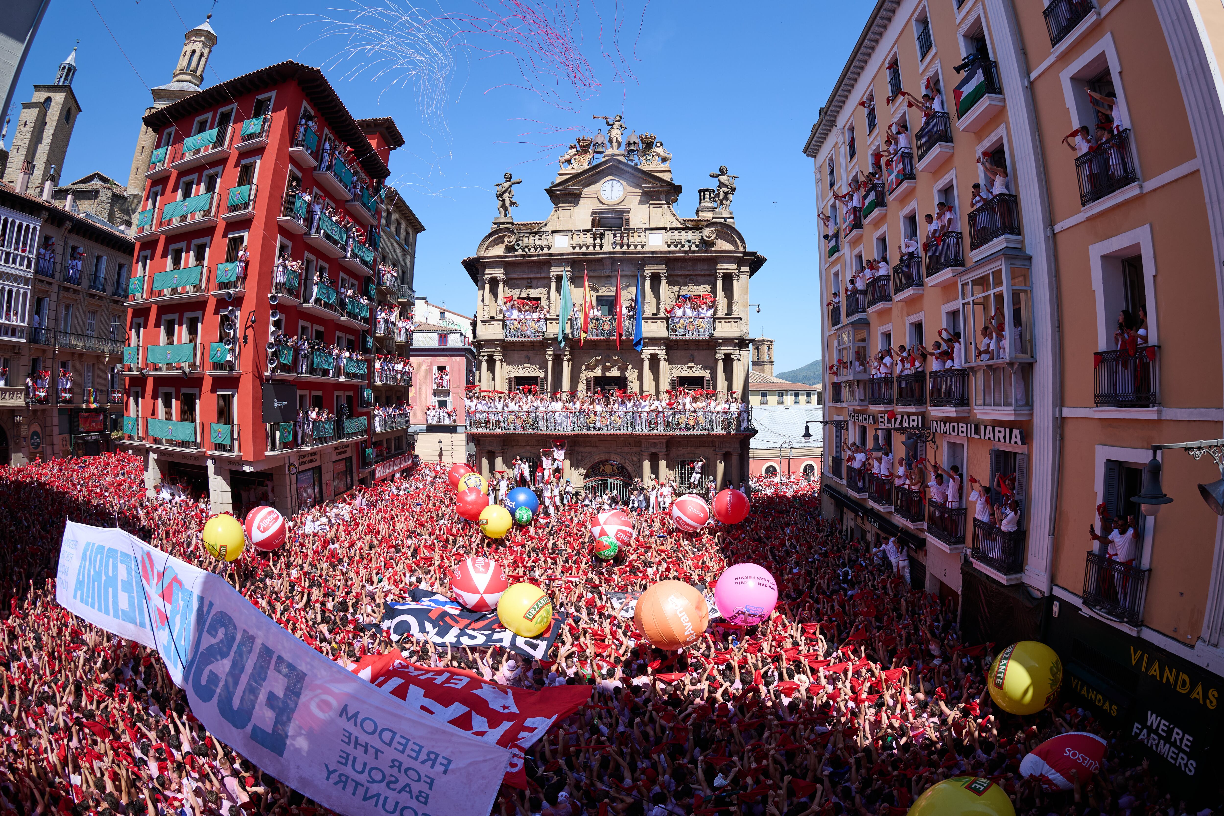 Pamplona enciende sus Sanfermines con un chupinazo “sanitario”: “Pamploneses, pamplonesas, ¡viva San Fermín!”