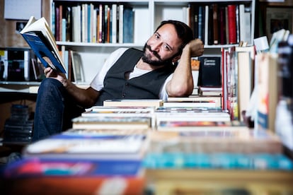 Litus, que saltó de tocar en pubs a formar parte de la banda del programa 'Late motiv' de Andreu Buenafuente, posa en la librería Juanito.