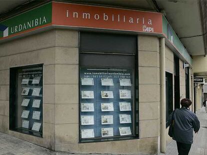 Fachada de la Inmobiliaria Urdanibia, en Irún, una de las empresas utilizadas para ocultar dinero estafado en la oficina de la Hacienda foral de esta localidad.