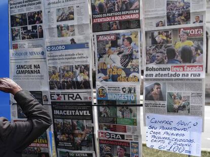 Um homem lê as páginas dos jornais desta sexta-feira após o ataque ao candidato Jair Bolsonaro, em Juiz de Fora.