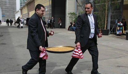 Dos treballadors transporten una paella a l&#039;&uacute;ltima edici&oacute; d&#039;Alimentaria.