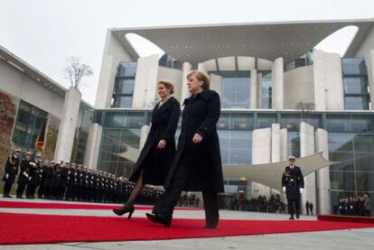 La canciller, Angela Merkel (derecha), junto con la primera ministra de Dinamarca, Helle Thorning-Schmidt, ayer en Berlín.