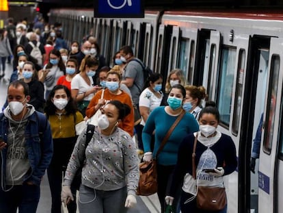 Usuarios del metro de Barcelona durante la pandemia.
