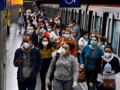 Usuaris del metro de Barcelona durant la pandèmia.
