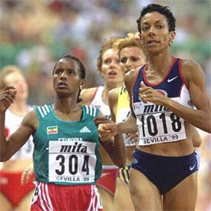 Regina Jacobs, en una de las series de 1.500 metros del Mundial de Sevilla de 1999.