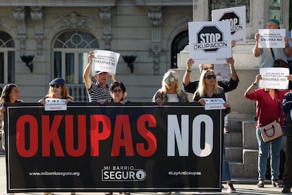 Manifestantes protestan ante el Congreso de los Diputados en Madrid en contra de la okupación y en apoyo a una ley antiokupa.