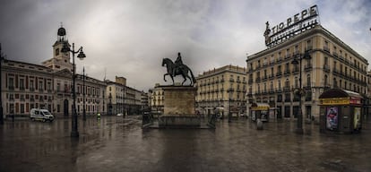 La estatua ecuestre de Carlos III destaca solitaria en una desangelada panorámica de la Puerta del Sol de Madrid tomada el pasado el 24 de marzo.