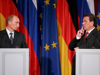 El presidente ruso, Vladímir Putin, con el entonces canciller alemán, Gerhard Schröder, en septiembre de 2005 en Berlín tras firmar un acuerdo para la construcción de un gasoducto.