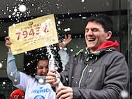 MADRID, 22/12/2025.-Trabajadores de la administración Nº 246 de Madrid realizan declaraciones tras vender 16 series del 79.432, que ha sido el número agraciado con el Gordo del Sorteo Extraordinario de la Lotería de Navidad, dotado con cuatro millones de euros por serie (400.000 euros por décimo), del que se han consignado 182 series en la provincia de León: 117 en La Bañeza, 50 en Villablino y 15 en La Pola de Gordón, que de haberse vendido supondrían 728 millones de euros.-EFE/ Fernando Villar