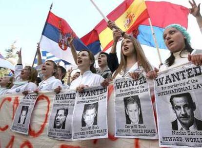 Manifestación de estudiantes en la ciudad kosovar de Mitrovica, pertenecientes a la minoría serbia, contra la independencia de Kosovo.