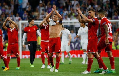 Daniel Carrico (centro) y el resto de compañeros aplauden al finalizar el partido.