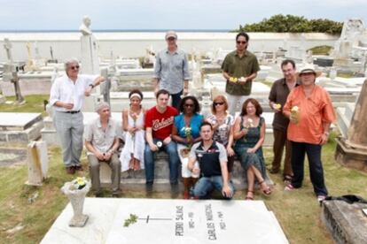 Un grupo de participantes en el Festival de la Palabra ante la tumba de Pedro Salinas