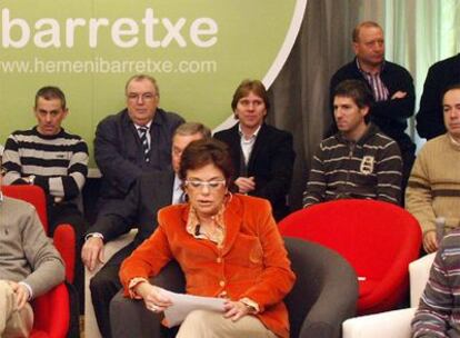 Mario Fernandez (a la izquierda), en la presentación de la plataforma Hemen Ibarretxe en Bilbao, el 7 de febrero. En ella también estuvo (a la derecha), Xabier de Irala.