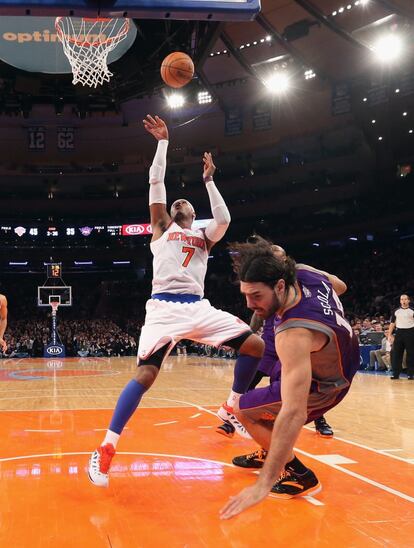 Carmelo Anthony lanza a canasta tras arrollar a Scola.