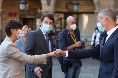 La ministra de Política Territorial y portavoz del Gobierno, Isabel Rodríguez, saluda al presidente del Senado, Ander Gil (derecha), ante el presidente de la Junta de Castilla y León, Alfonso Fernández Mañueco.