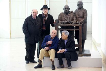 De pie, los hermanos Francisco (a la izquierda) y Julio L&oacute;pez Hern&aacute;ndez; sentados, Antonio L&oacute;pez e Isabel Quintanilla, ayer junto a la escultura Pareja de artesanos, de Julio L&oacute;pez Hern&aacute;ndez, que se expone en el Museo Thyssen de Madrid.
 